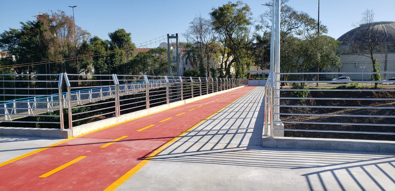 Piso podotátil será instalado em breve na nova passarela