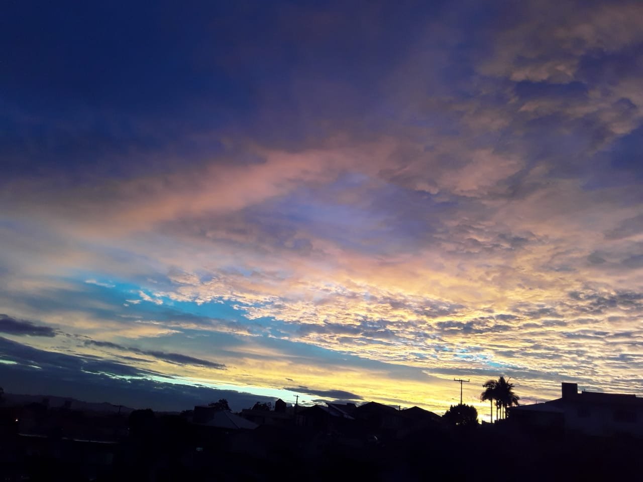 Previsão é de sol, umidade do ar baixa e calor para a época do ano nos próximos dias em SC