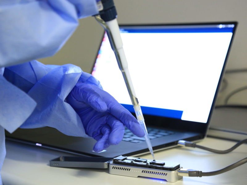 Primeiro caso de reinfecção por covid-19 é anunciado por cientistas em Hong Kong