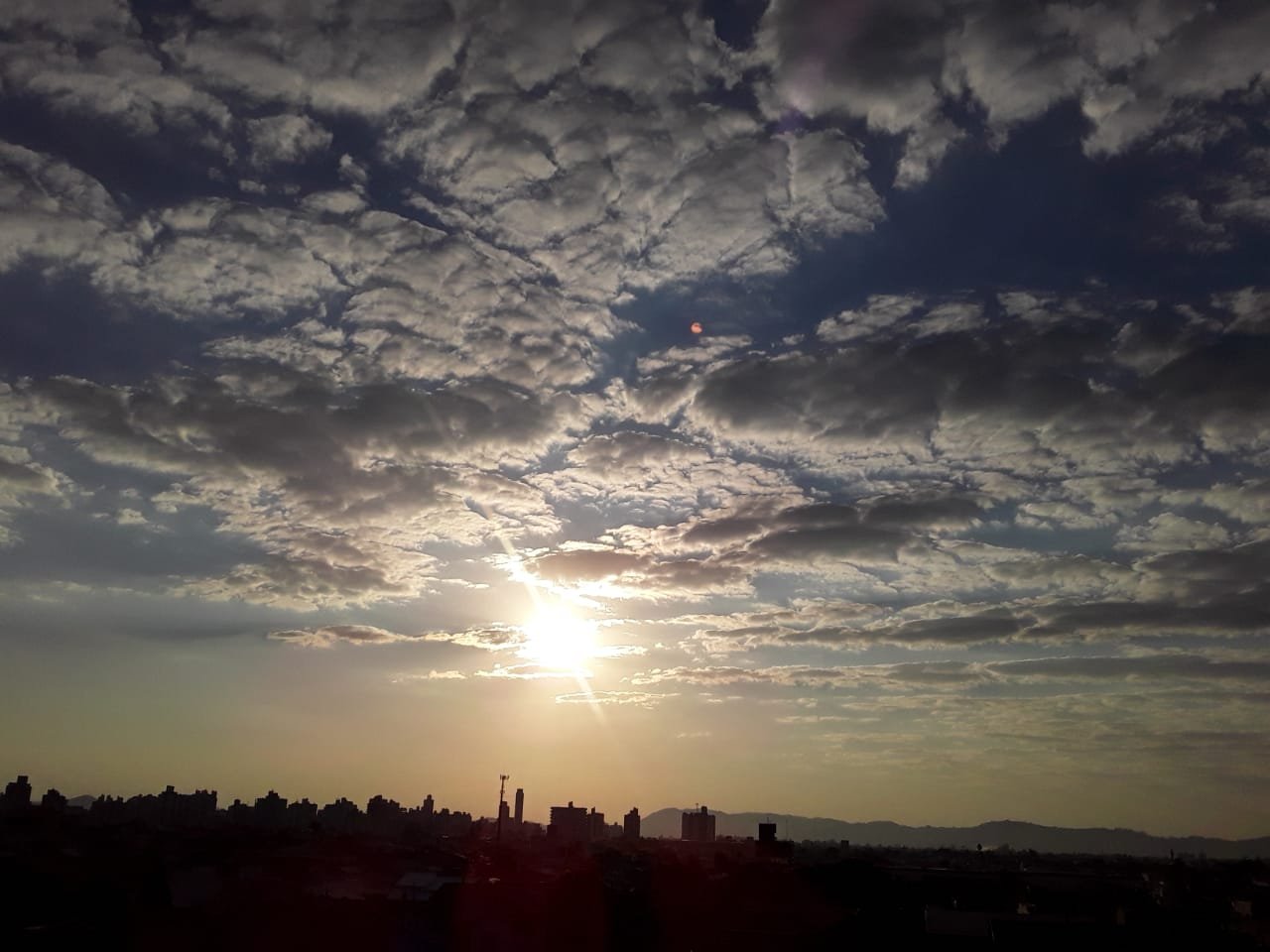 Sexta-feira (14) será com nuvens e aberturas de sol em SC