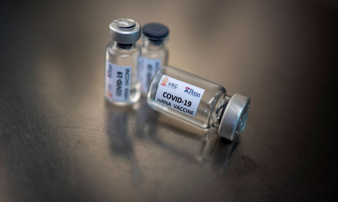 Covid-19: suspensão de teste de vacina deixa cronograma indefinido