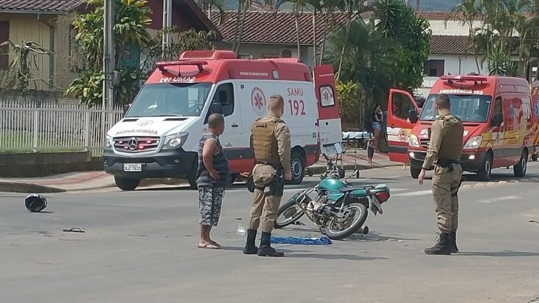 Acidente entre carro e moto deixa casal ferido em Grão-Pará Acidente entre carro e moto deixa casal ferido em Grão-Pará