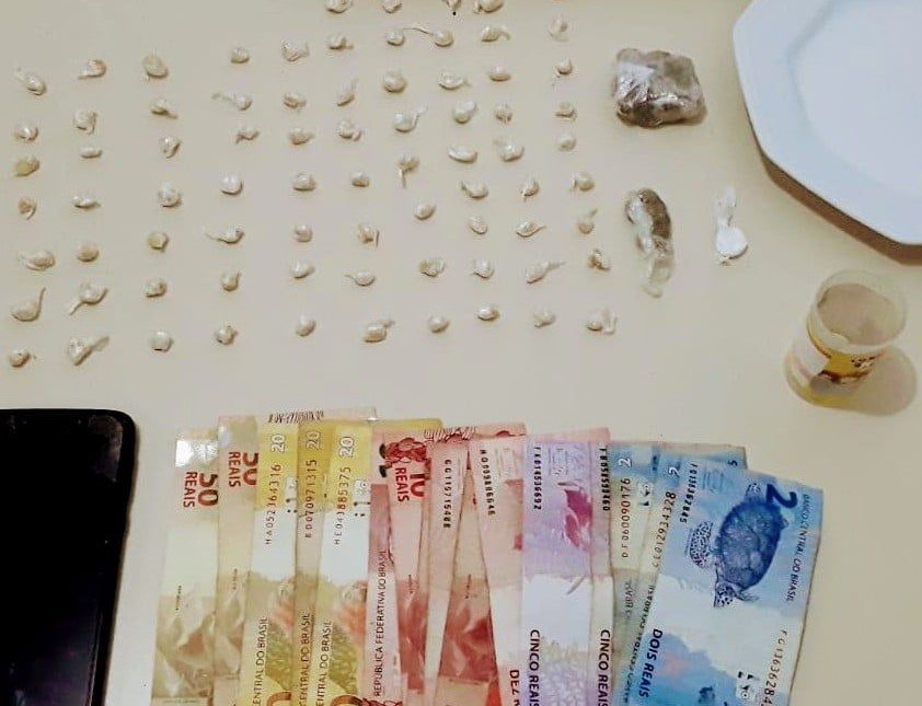 Adolescente é apreendido com crack, cocaína e maconha em Laguna
