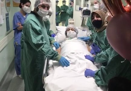 (Vídeos) Muita emoção! Após um mês na UTI na luta contra a Covid-19, Hyiam, 61 anos, recebe alta em Tubarão