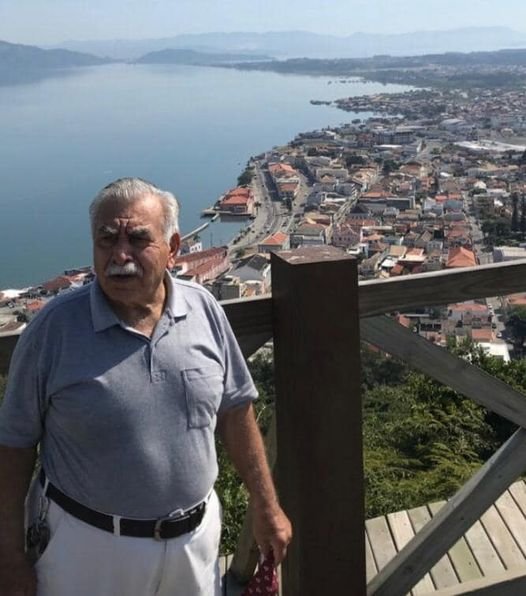 Armando #Pracegover Foto: Na imagem há um homem em um lugar alto, inúmeras casas e o mar