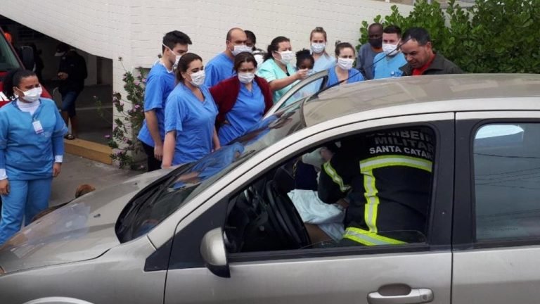 Bombeiros fazem parto na rampa de emergência em hospital de Tubarão