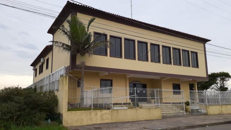 camara-de-vereadores-de-laguna #Pracegover Foto: na imagem há o prédio da Câmara de Vereadores de Laguna. O prédio possui dois pavimentos, é pintado de amarelo e está cercado