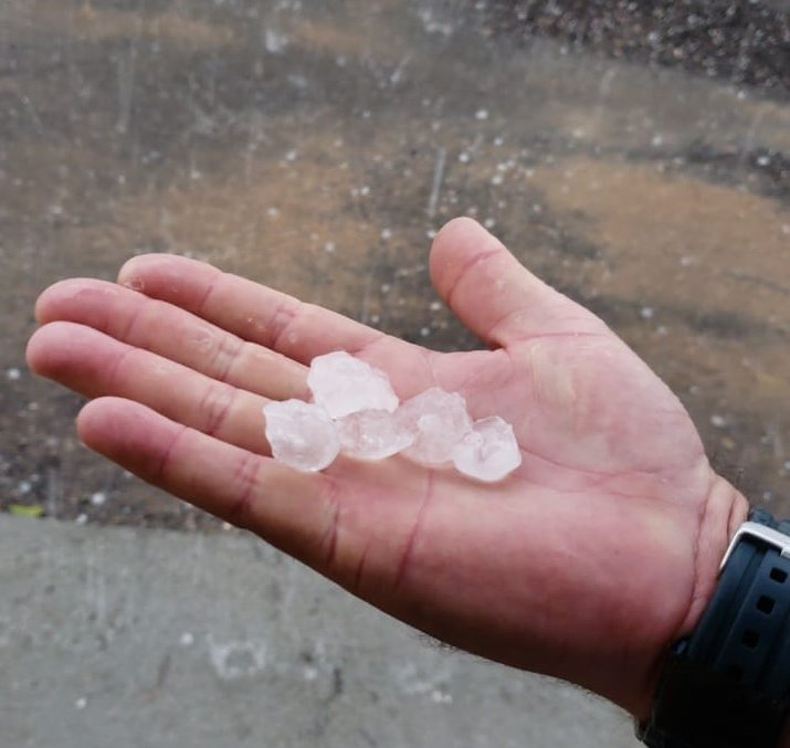 Chuva com queda de granizo forte é registrada hoje (30) em Morro dos Conventos, em Araranguá