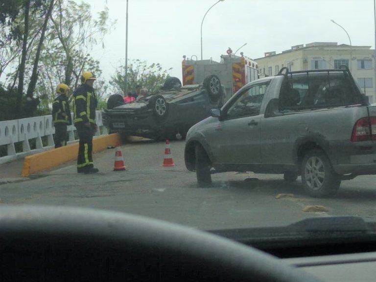 Colisão entre veículos resulta em capotamento na ponte Dilney Chaves Cabral, em Tubarão