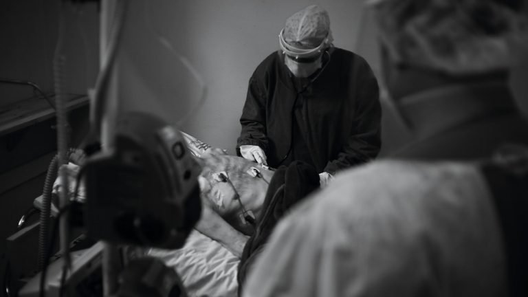 Covid-19: Fotógrafo vivencia realidade de pacientes e equipe médica em hospitais de Laguna e Criciúma