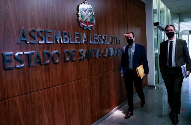 defesa_impeachment_alesc #Pracegover Foto: Na imagem o chefe interino da Casa Civil, Juliano Chiodelli, e o advogado Marcos Probst foram na Alesc entregar os documentos da defesa do governador Carlos Moisés no processo de impeachment