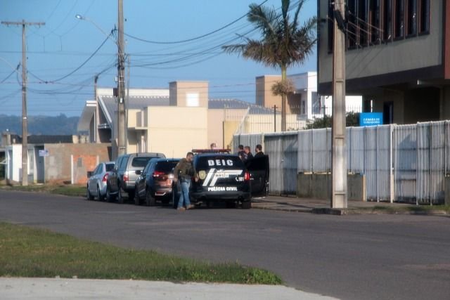 deic-camara-operacao-seival-2-c #Pracegover Foto: na imagem há profissionais de segurança pública, viaturas em frente a uma construção, em Laguna