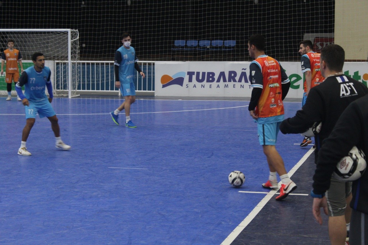 Futsal #Pracegover Foto: Na imagem há diversos atletas do Tubarão Futsal, em uma quadra de esportes treinando