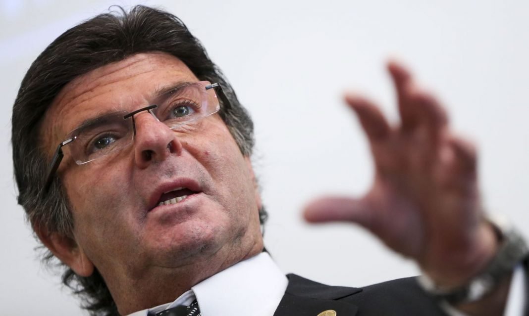 Fux #Pracegover Foto: Na imagem está o ministro do Supremo Tribunal Federal, Luiz Fux, de terno, fazendo gestos com a mão