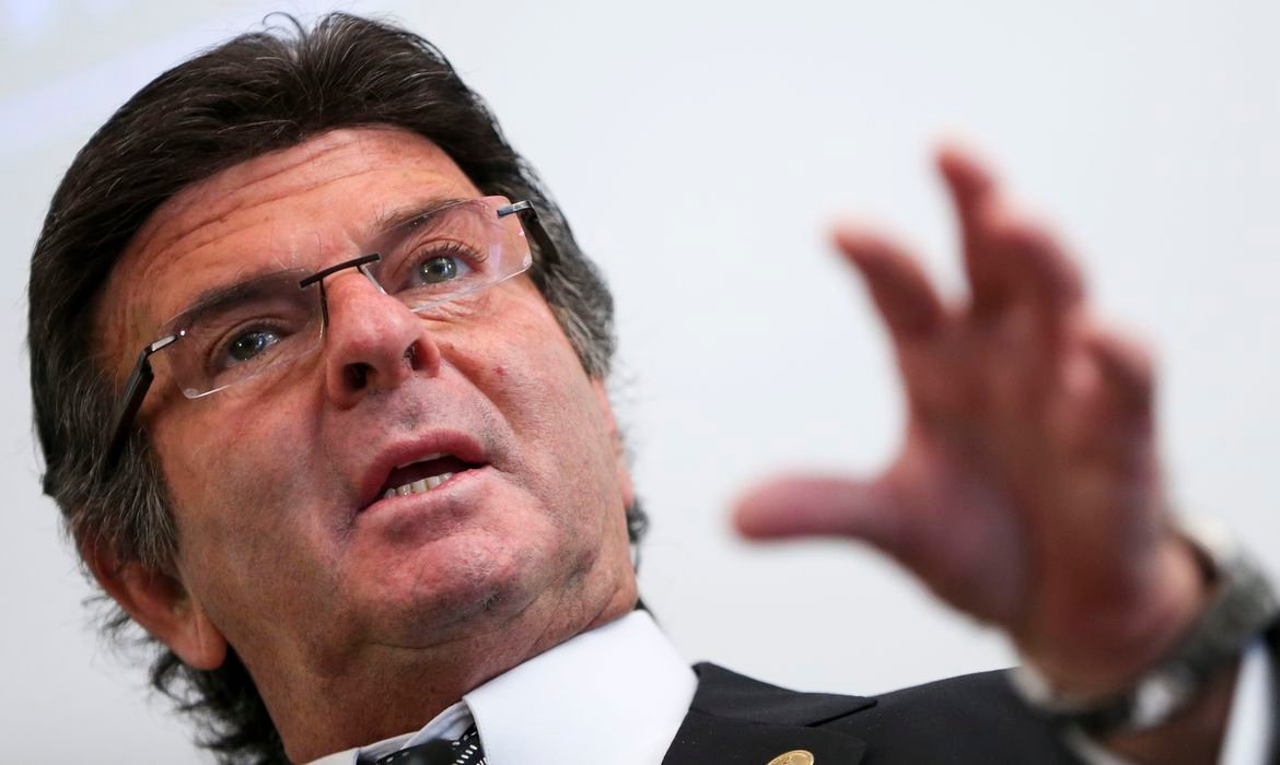 Fux #Pracegover Foto: Na imagem está o ministro do Supremo Tribunal Federal, Luiz Fux, de terno, fazendo gestos com a mão