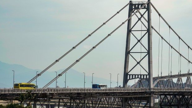 Carros de passeio poderão passar pela Ponte Hercílio Luz a partir da próxima semana