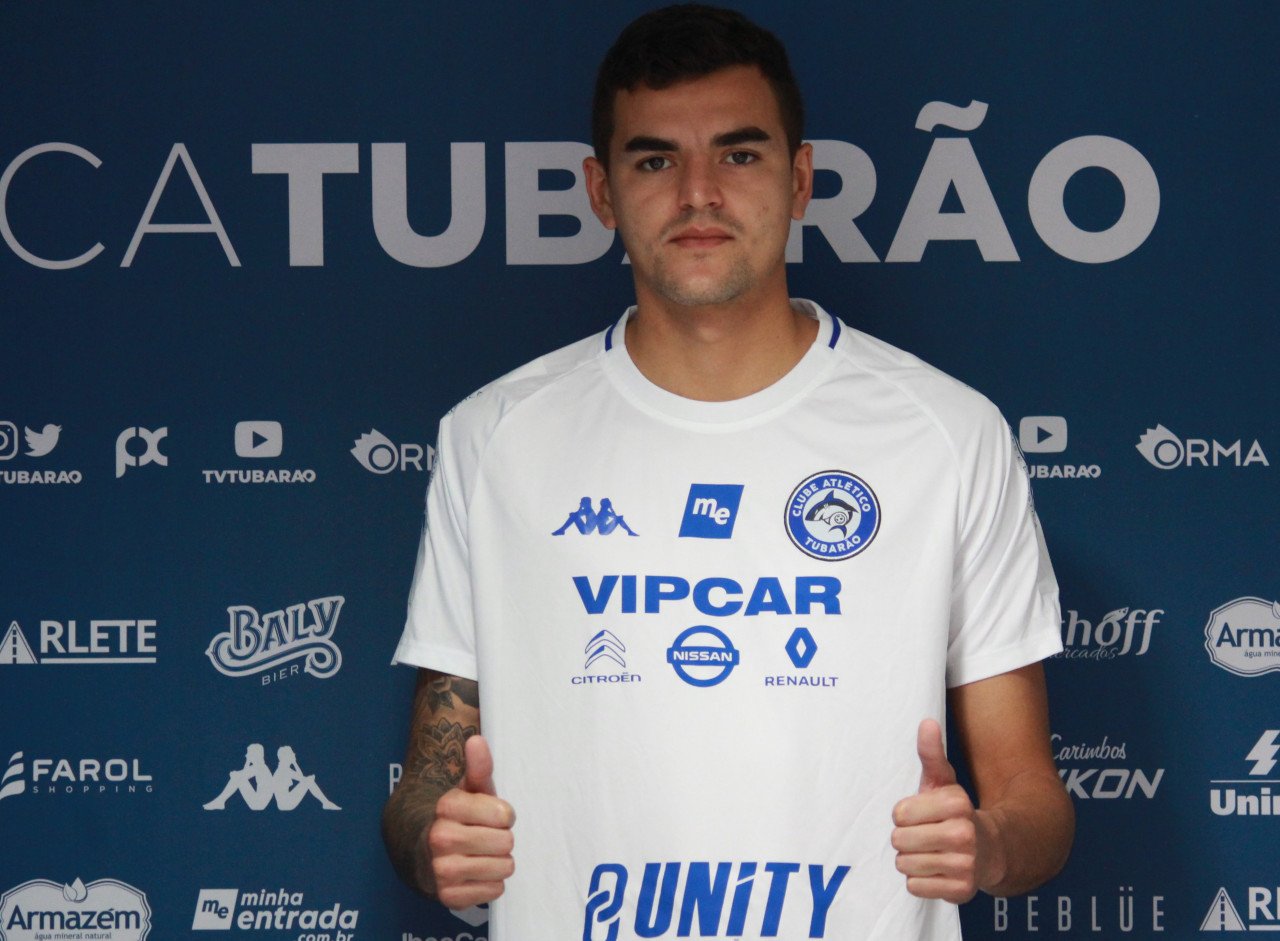 Gutierrez (1) #Pracegover Foto: Na imagem há a apresentação do jogador Gutierrez, que faz sinal de que está tudo bem