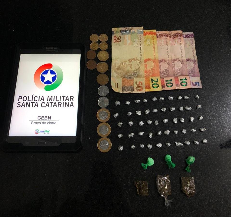 Homem é preso por tráfico de drogas e corrupção de menor em Braço do Norte
