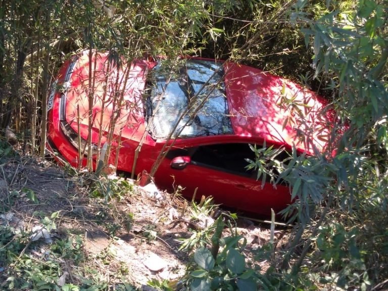 Idosos ficam feridos em acidente após veículo sair da pista e quase cair de uma altura de 15 metros