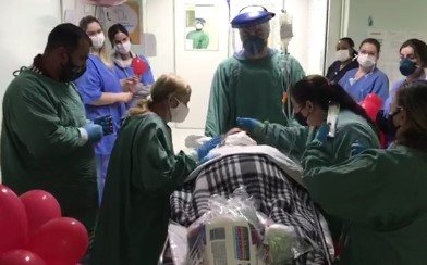 (VÍDEO) João de Souza Neto, de 67 anos, de Pescaria Brava, recebe alta da UTI após 47 dias internado com a Covid-19