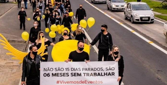 manifestacao-eventos-br-101-696x356 peculato. #LeianoPortalNotisul #Pracegover Foto: na imagem há manifestação dos profissionais do setor de eventos