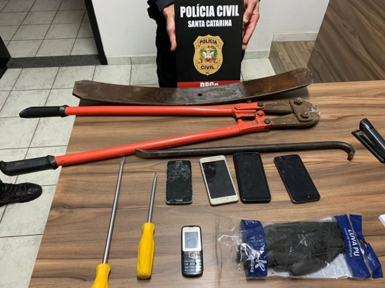 Polícia prende mais 3 suspeitos por arrombamentos em delegacias do Litoral de SC Polícia prende mais 3 suspeitos por arrombamentos em delegacias do Litoral de SC