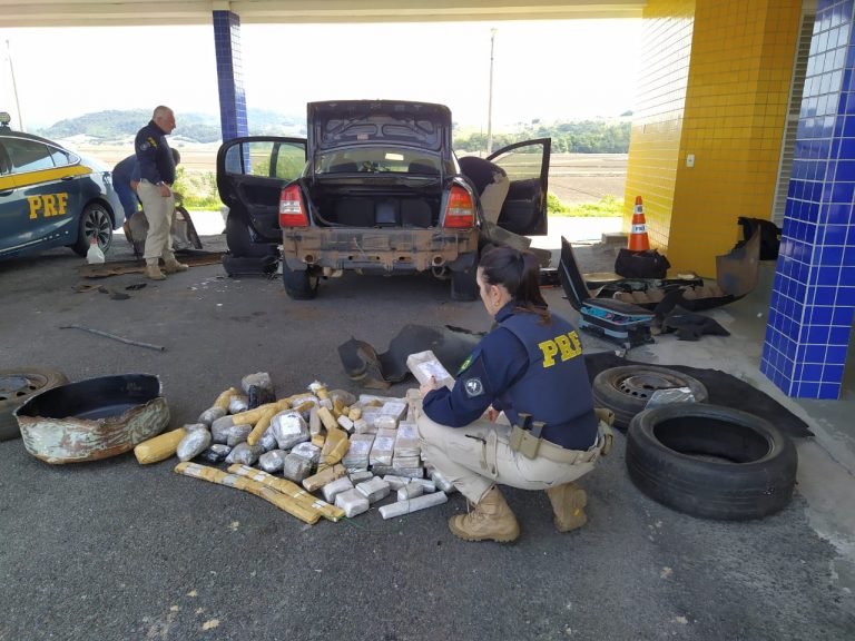 PRF apreende 61 quilos de maconha em Astra com placas de Sombrio durante fiscalização na BR 101