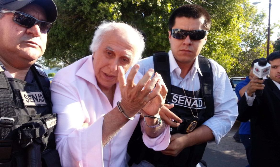 roger_abdelmassih #Pracegover Foto: Na imagem o médico Roger Abdelmassih está algemado ao lado de dois policiais