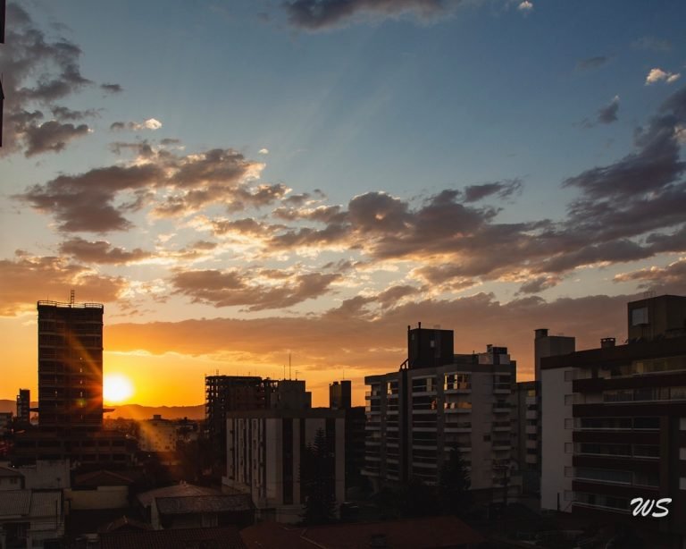 Sexta-feira tem variação de nuvens e chance de chuva isolada do Oeste ao Litoral de SC