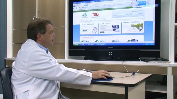 telemedicina #Pracegover: Na imagem há um médico analisando algumas figuras no computador
