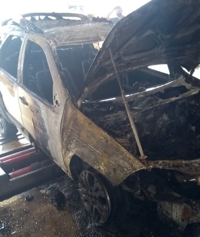 Veículo é destruído por incêndio em Tubarão