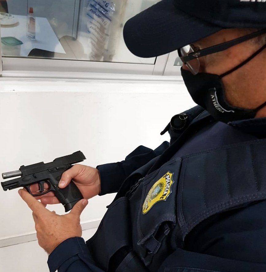 Após briga de caminhoneiros na BR-101, em Tubarão, arma é apreendida pela PRF - Copia