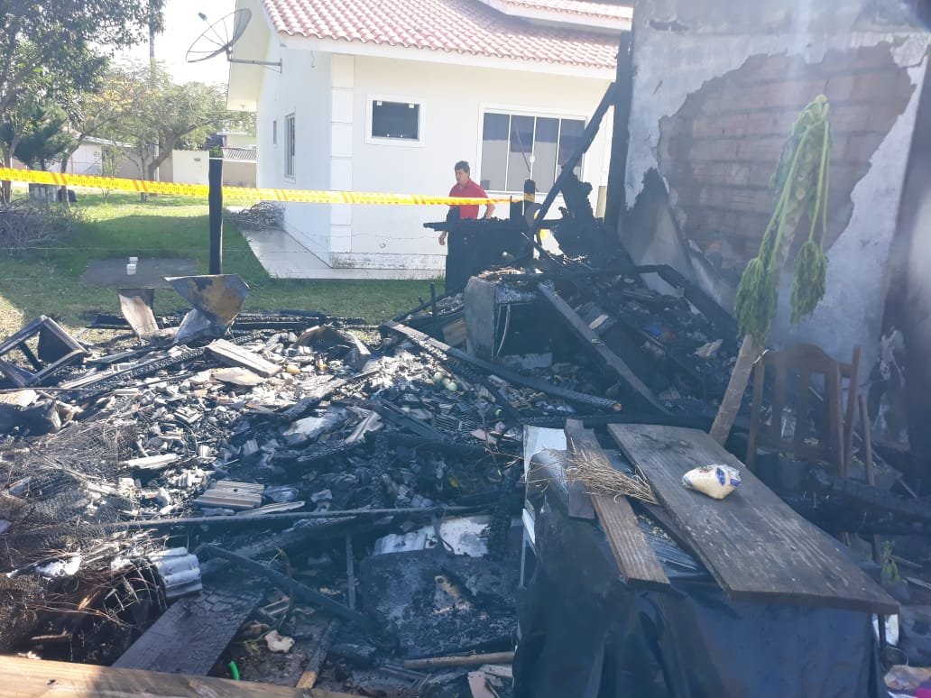 Casa é parcialmente destruída por incêndio hoje (21) em Garopaba