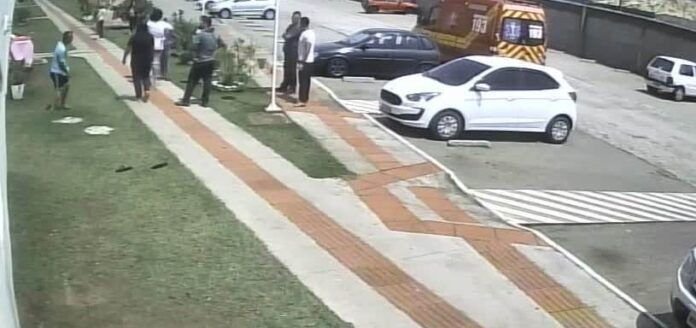 Menina que caiu do 4º andar de prédio em Laguna tem alta do hospital