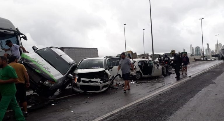 Engavetamento entre carreta e carros deixa 3 feridos na BR 101 em Balneário Camboriú Engavetamento entre carreta e carros deixa 3 feridos na BR 101 em Balneário Camboriú