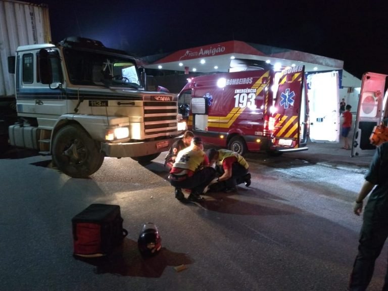 Motociclista fica gravemente ferido após colidir em carreta, em Tubarão