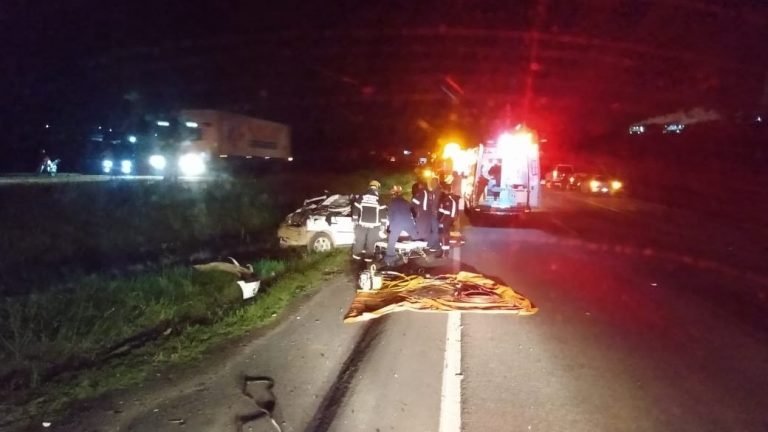 Motorista fica ferido em capotamento às margens da BR 101 em Tubarão Motorista fica ferido em capotamento às margens da BR 101 em Tubarão