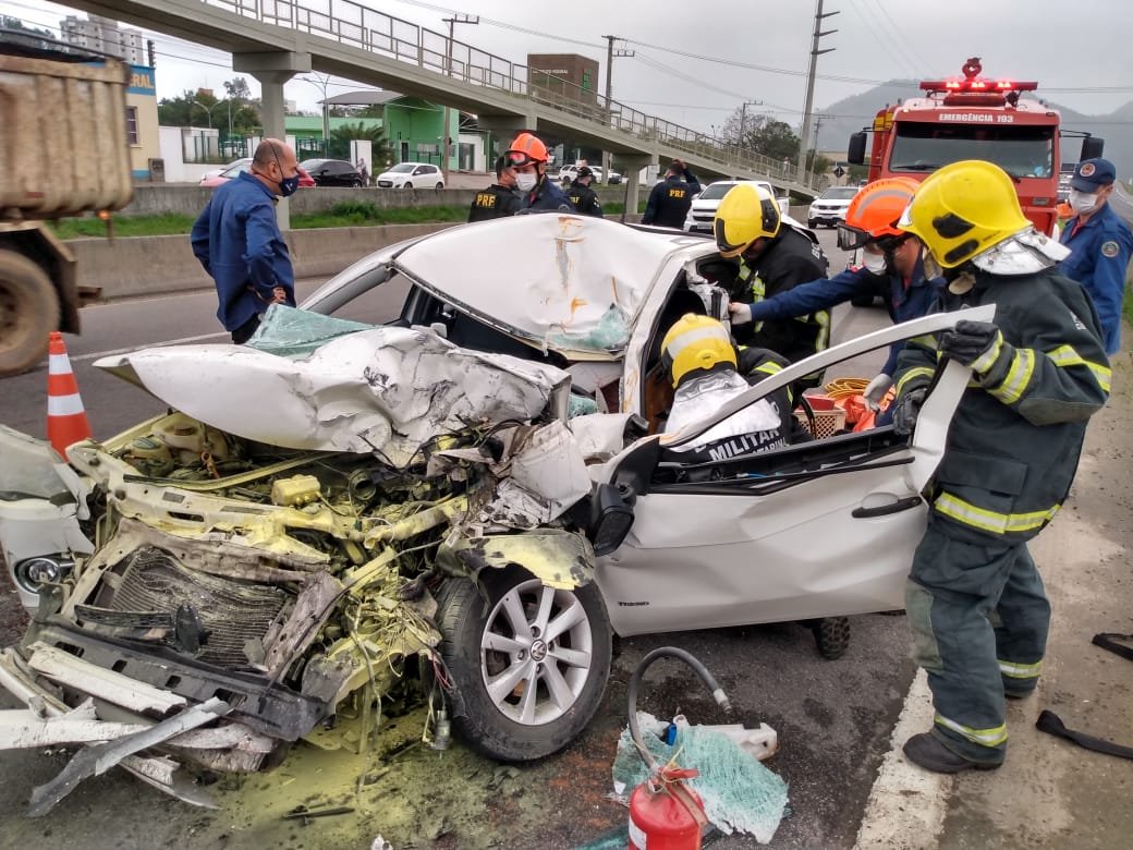 Motorista fica preso às ferragens após bater em caminhão na BR-101, em Tubarão