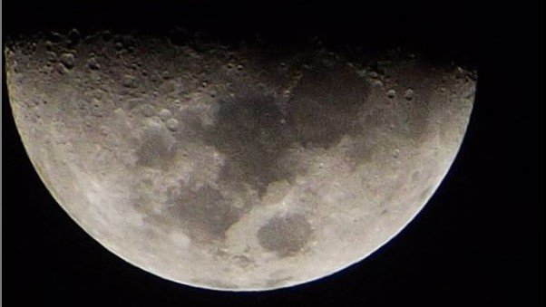 Nasa anuncia descoberta de água em estado líquido na Lua