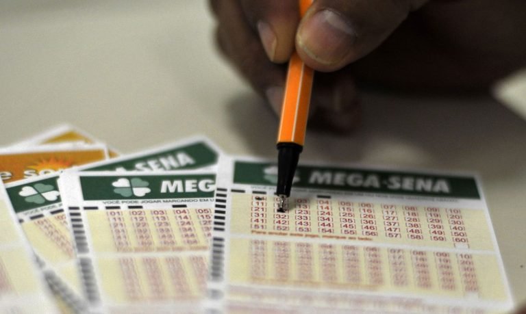 Ninguém acerta as seis dezenas e Mega-Sena vai a R$ 52 milhões Ninguém acerta as seis dezenas e Mega-Sena vai a R$ 52 milhões