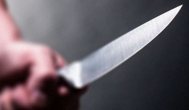 Oeste: Jovem mata pai com uma facada no peito e também agride irmã com facada nas costas
