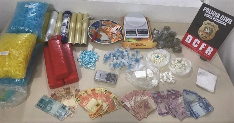 Polícia apreende cerca de 4 mil pedras de crack em apartamento em Tubarão