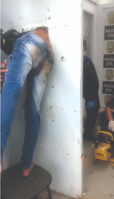 Preso fica entalado em buraco de cela durante tentativa de fuga em Balneário Piçarras