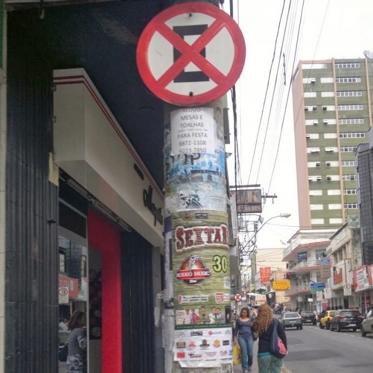 Projeto proíbe publicidade em postes, placas de trânsito e paradas de ônibus