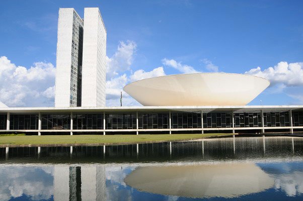 Proposta permite cassar aposentadoria de político condenado por corrupção