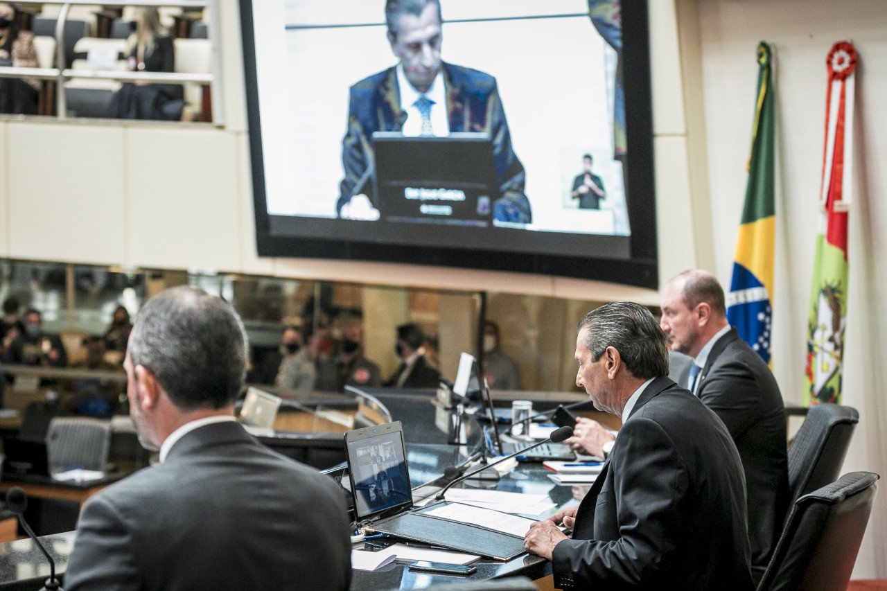 TJ revoga suspensão e votação do 2º impeachment fica para terça (20)