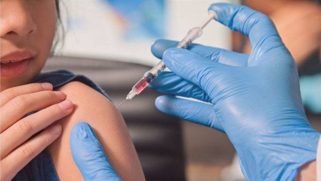 vacinacao-pandemia #Pracegover Foto: Na imagem uma pessoa de luva com uma injeção na mão