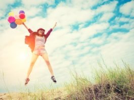12 maneiras de ser feliz- Dê 8 abraços por dia. E, em tempos de pandemia, podem ser 8 abraços em uma mesma pessoa. Comece agora mesmo!