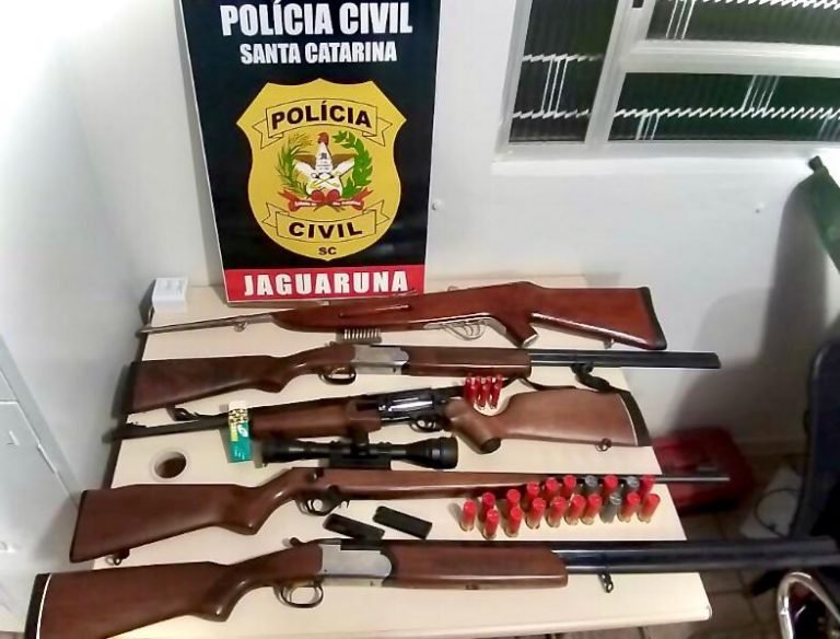 Armas são apreendidas em investigação de violência doméstica em Jaguaruna