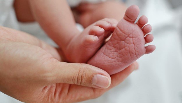 Mulher mata afogado filho de 1 mês do namorado na Bahia; motivação seria por ciúme